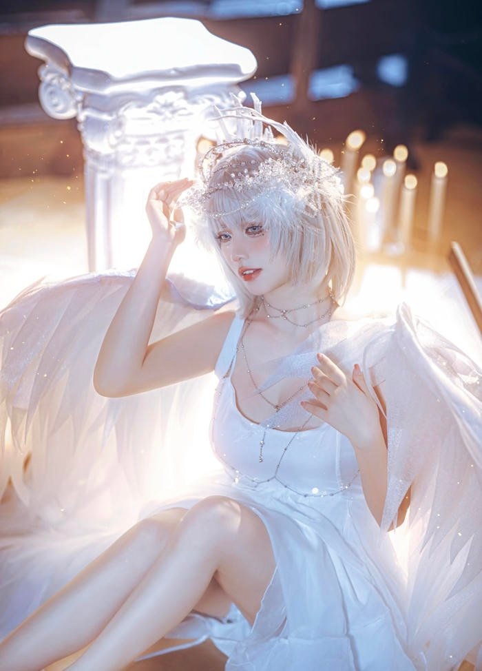 Hình cosplay thiên thần mang cảm giác bay nhẹ giữa khung hình