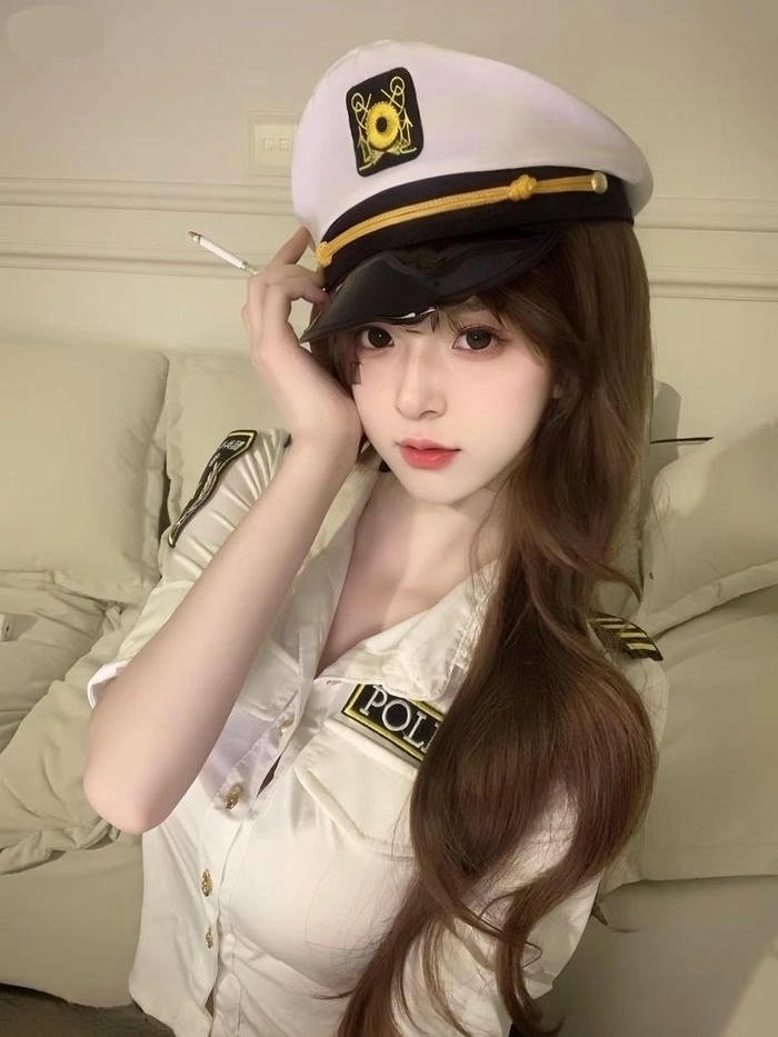 Nữ cảnh sát cosplay ảnh khiêu khích mê hoặc