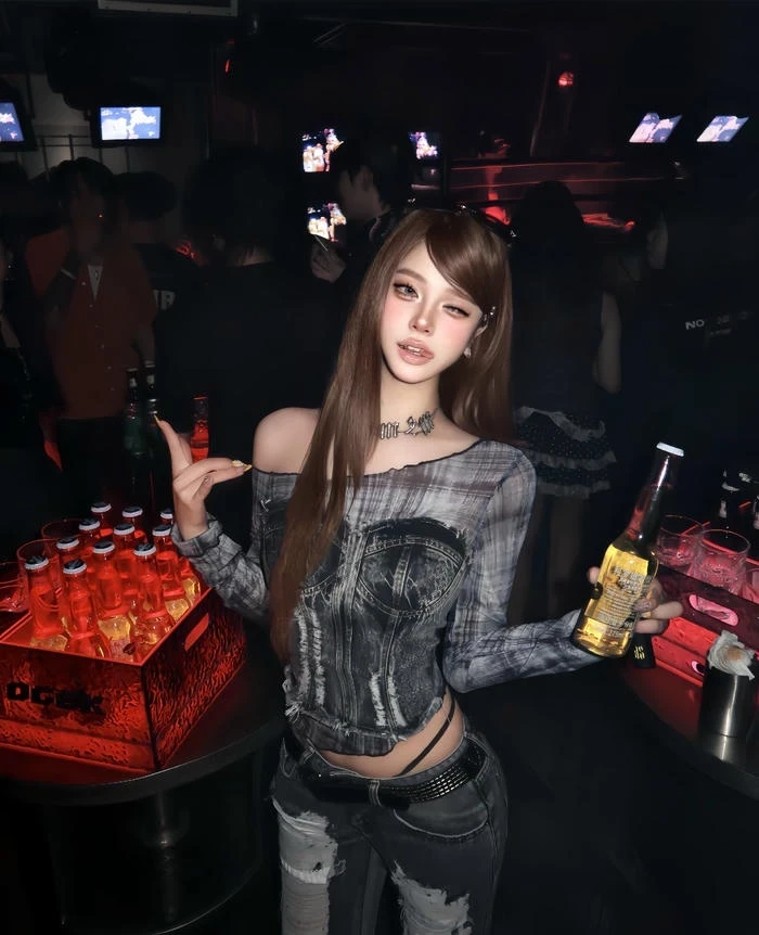 Ảnh gái xinh đi bar giữa ánh đèn rực rỡ tạo cảm giác náo nhiệt