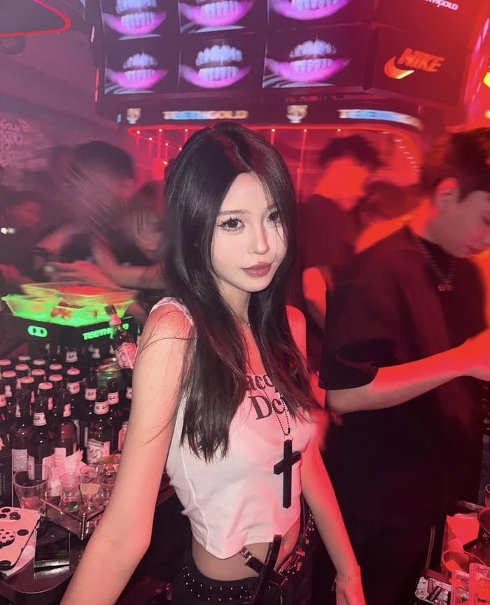 Bức ảnh gái xinh đi bar ánh sáng nhiều màu làm khung hình nổi bật