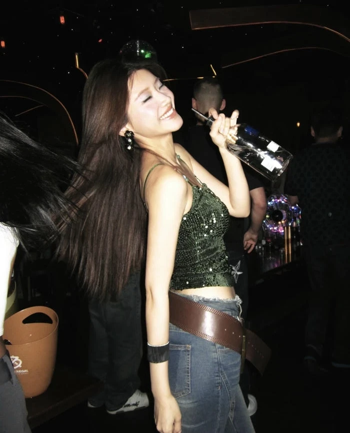 Bức ảnh gái xinh đi bar tạo cảm nhận về nhịp sống sôi động
