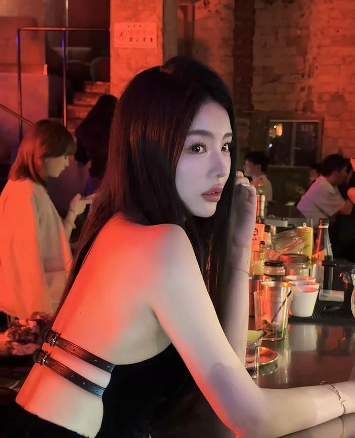 Bức hình gái xinh đi bar ghi lại khoảnh khắc vui vẻ ban đêm