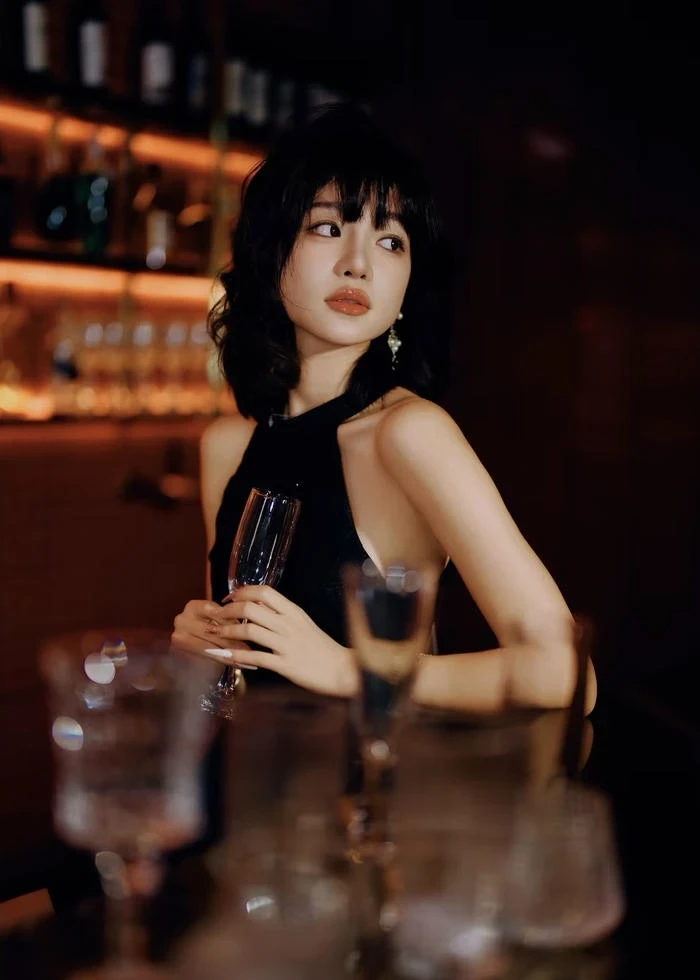 Bức hình gái xinh đi bar hòa cùng không khí sôi nổi của buổi tối