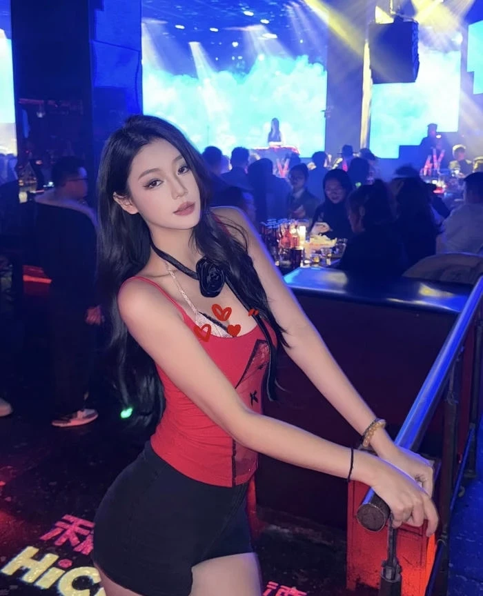 Hình ảnh gái xinh đi bar đứng trong không gian âm nhạc sôi nổi