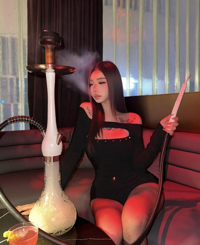 Hình ảnh gái xinh đi bar tạo cảm giác náo nhiệt của buổi tối