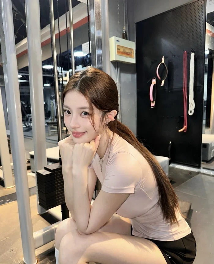 Hình ảnh gái xinh tập gym cơ thể săn gọn làm hình ảnh nổi bật