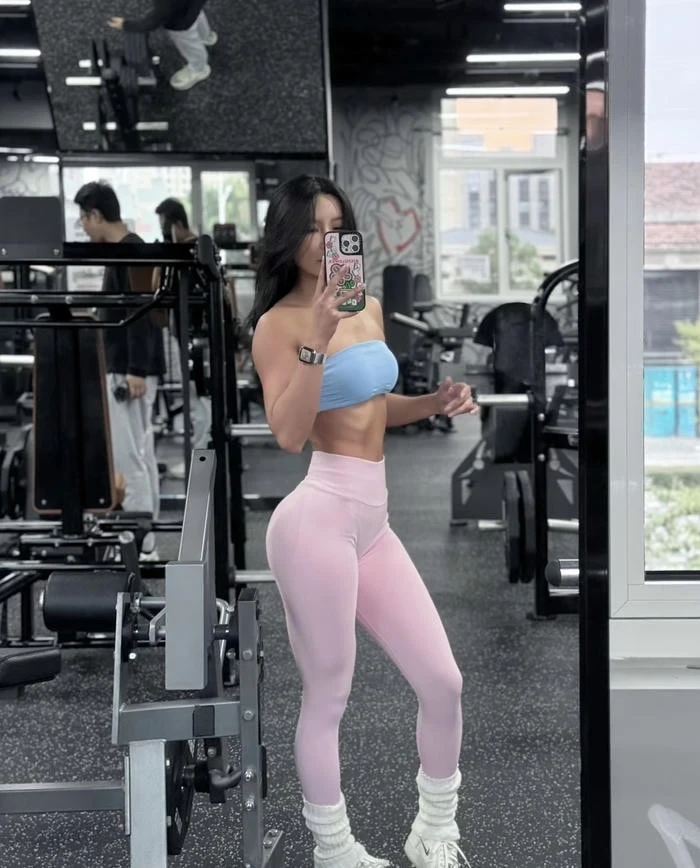 Hình ảnh gái xinh tập gym trang phục gym tôn dáng rõ nét