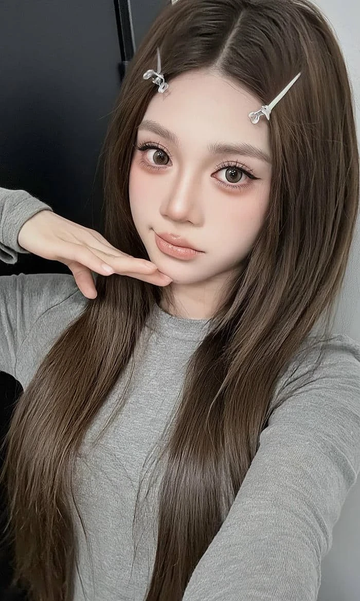 Hình ảnh gái xinh tự sướng với ánh nhìn lôi cuốn người xem