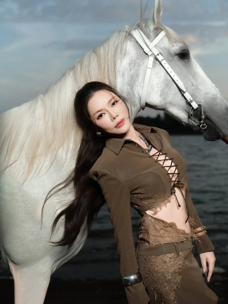 Hình bikini sexy Lý Nhã Kỳ nổi bật cuốn hút