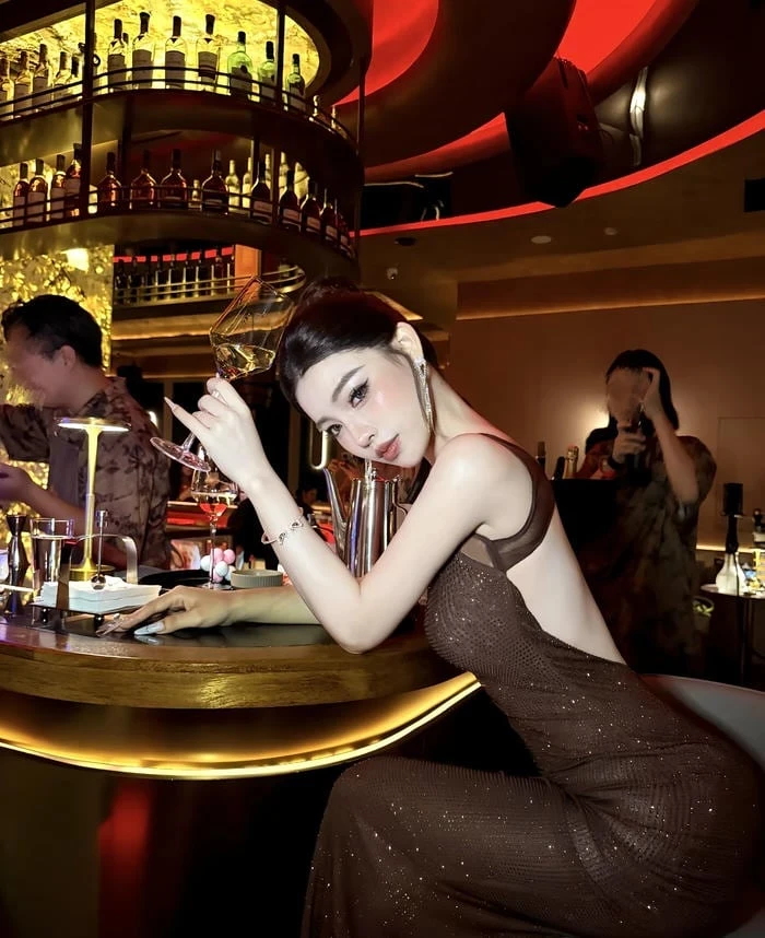 Hình gái xinh đi bar tạo dáng tự nhiên trong bối cảnh nightlife