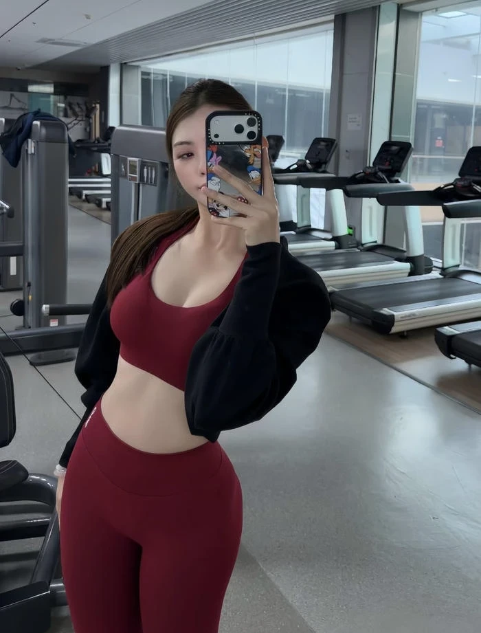 Hình gái xinh tập gym khoe body khỏe mạnh tạo cảm giác cuốn hút