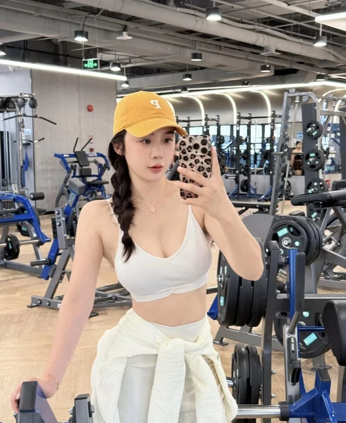 Hình gái xinh tập gym mồ hôi nhẹ làm tăng cảm giác chân thật