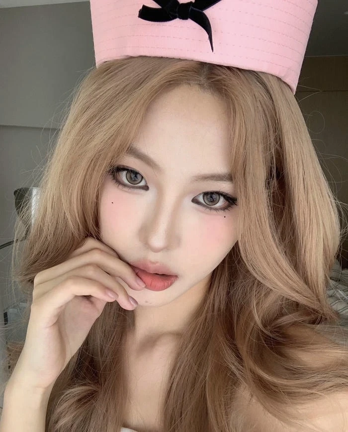 Hình gái xinh tự sướng tôn lên nét đẹp hài hòa và thu hút